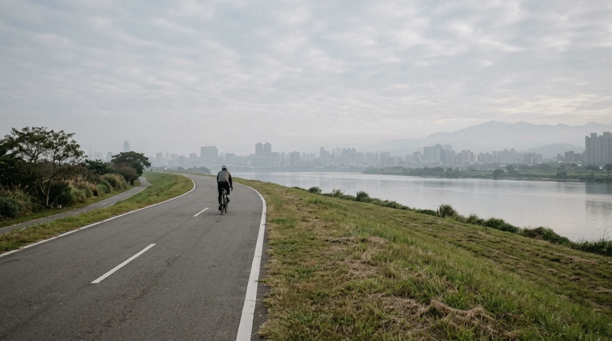 早晨沿淡水河延伸的寬闊自行車道與背後的台北市景，台北單車導覽，台灣
